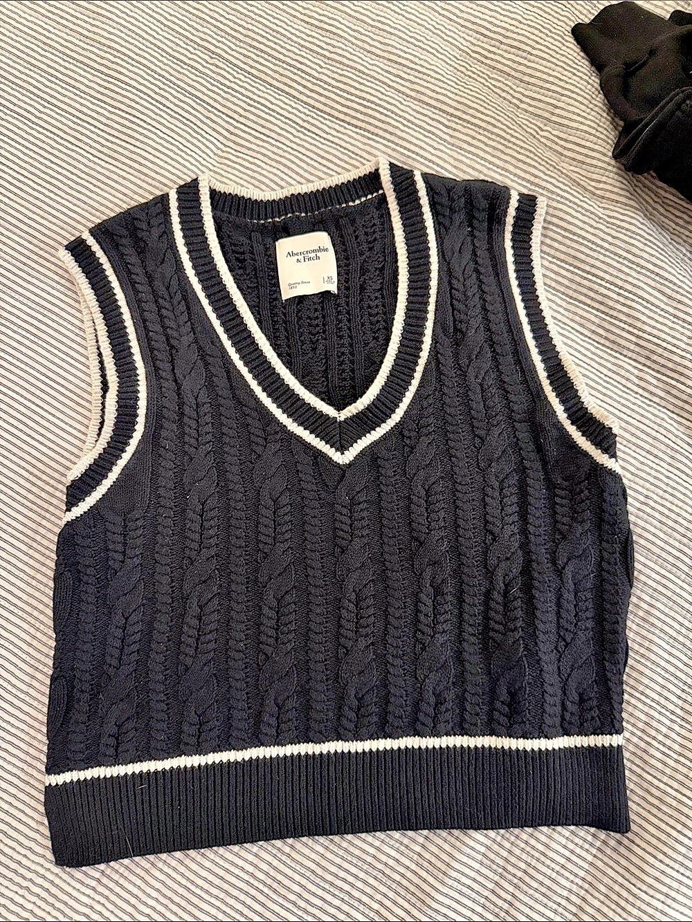 Abercrombie & Fitch Cable-Knit V-Neck Sweater Vest Black & White XS